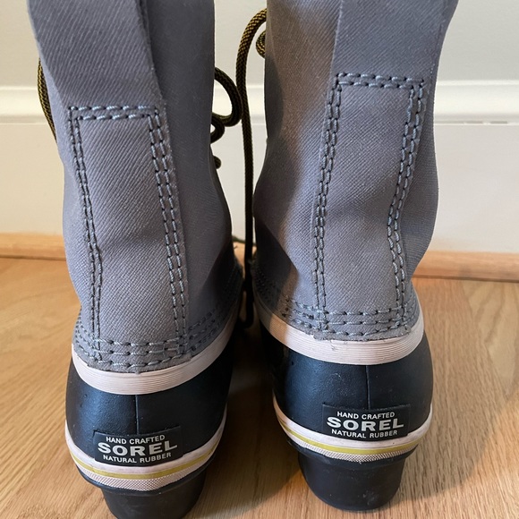 Terrific, trendy and well-made Sorel duck boots - Picture 3 of 4
